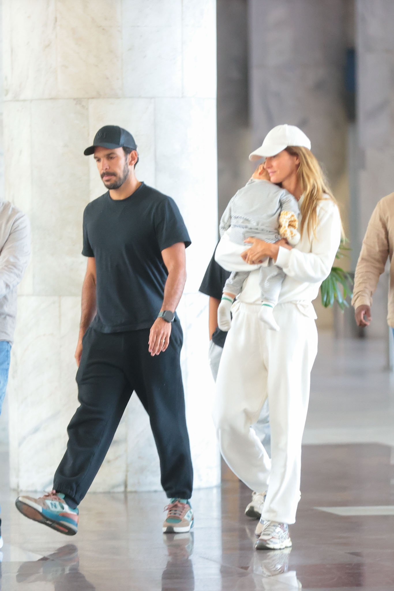 Gisele Bündchen no aeroporto com a família - Foto: Victor Chapetta/BrazilNews