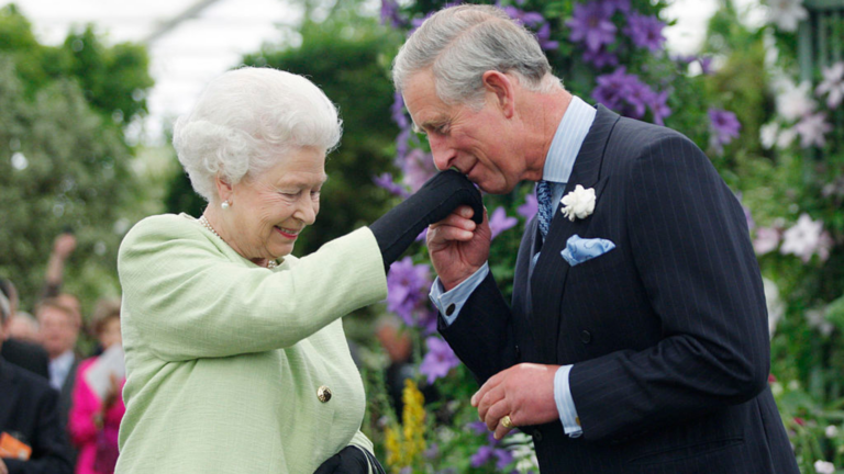 Rei Charles adota estratégia da Rainha Elizabeth II em reencontro com Harry e Meghan; entenda o motivo