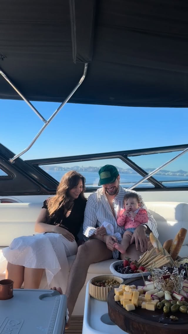 Rafa Kalimann curte passeio de lancha com a filha e amigos no Rio - Foto: Instagram