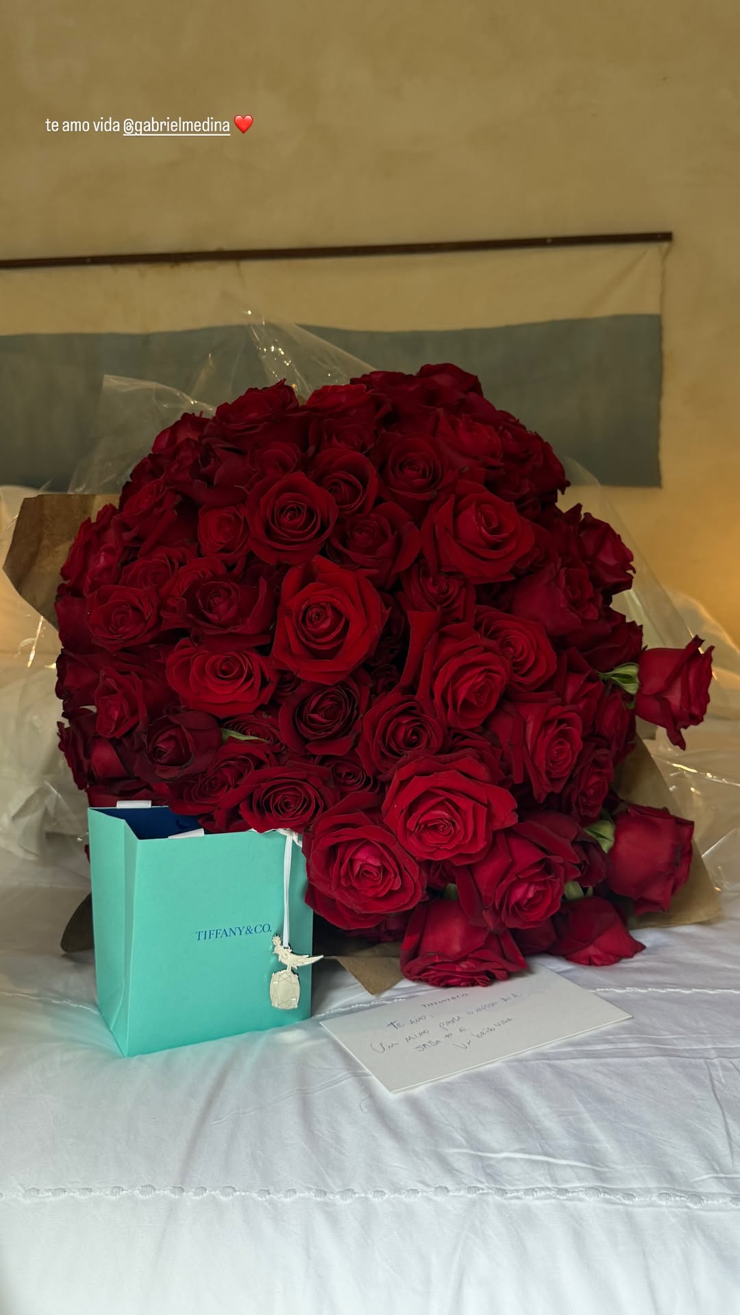 Gabriel Medina presenteia Isabella Arantes - Foto: Instagram