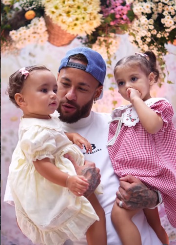 Neymar com Bruna Biancardi e as filhas: Helena, Mel e Mavie — Foto: Reprodução/Instagram
