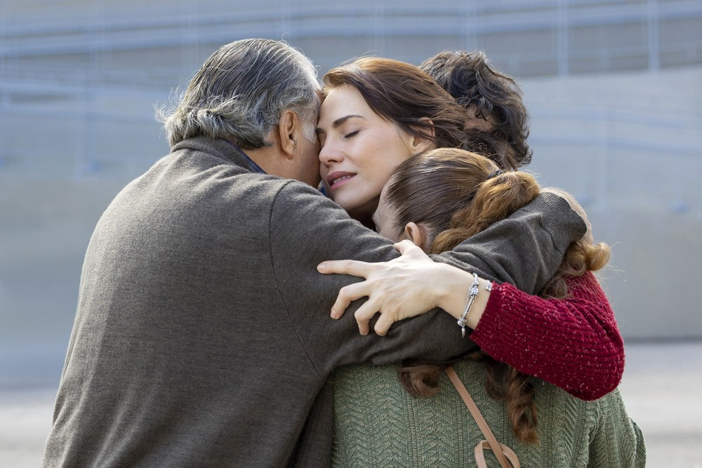 Adriana reencontra a família após deixar a prisão em Quem Ama Cuida - Foto: Divulgação / Globo