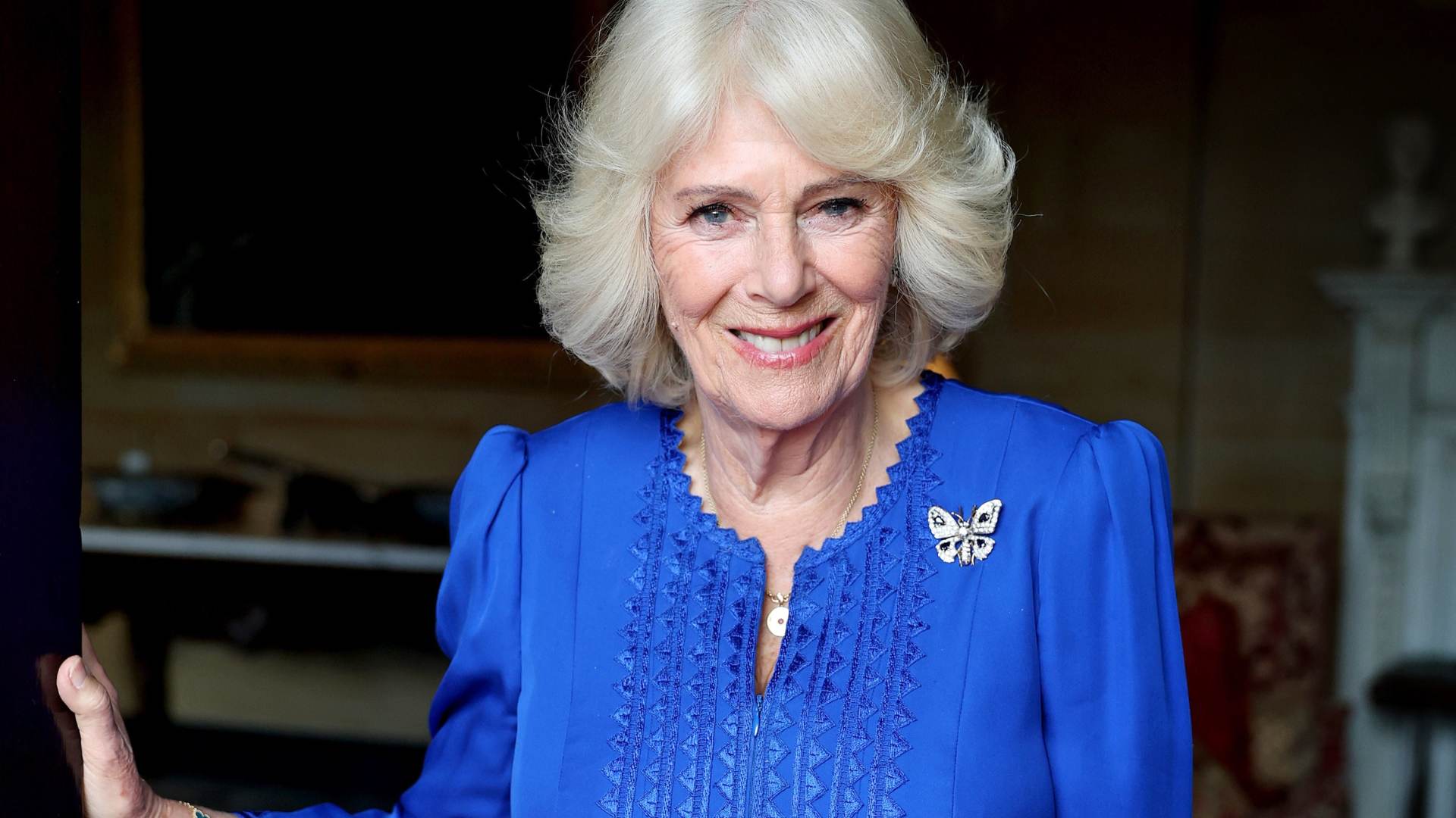 Detalhe em foto da Rainha Camilla pertenceu &agrave; rainha Elizabeth II e tem quase 50 anos