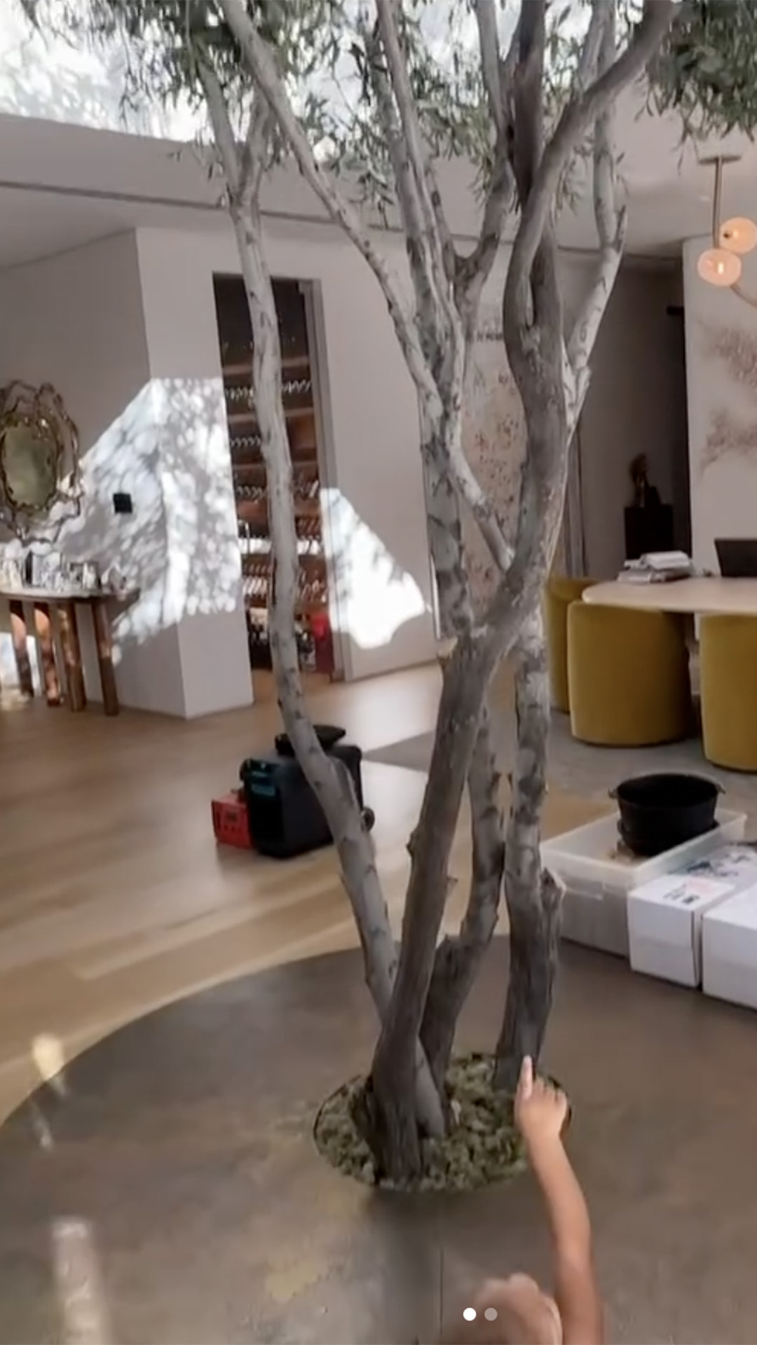 Árvore na mansão de John Legend - Foto: Reprodução / Instagram