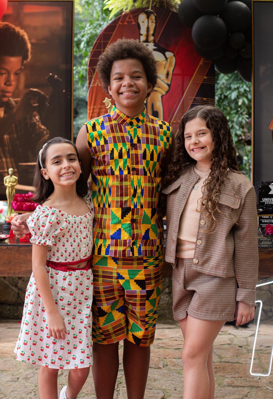 Levi Asaf com as atrizes Júlia Salarini e Antonella Benvenuti em seu aniversário - Foto: Divulgação /Shall Fotografia @shallfotografia