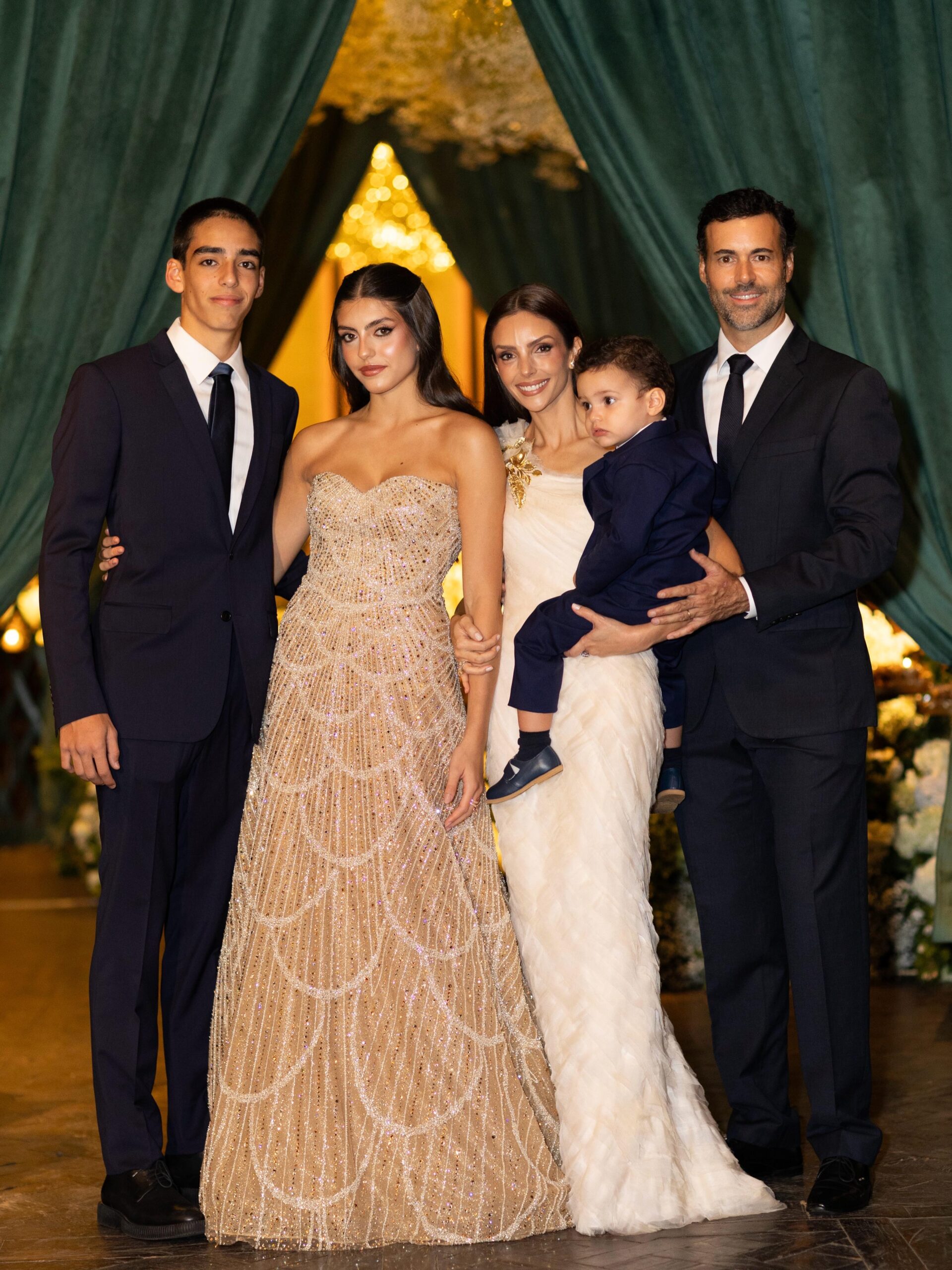 Caroline Celico com os 3 filhos e o marido - Foto: Reprodução / Instagram; @eukaweddings