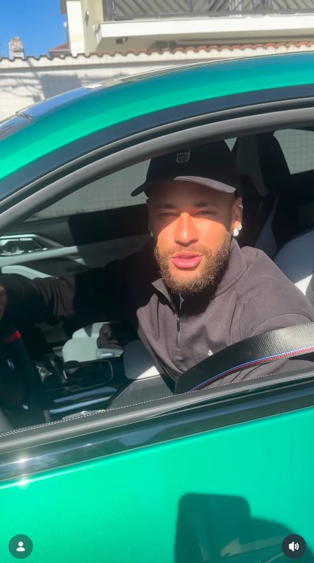Neymar Jr com sua BMW M4 em Santos - Foto: Reprodução / Instagram @umtoquedeamor013