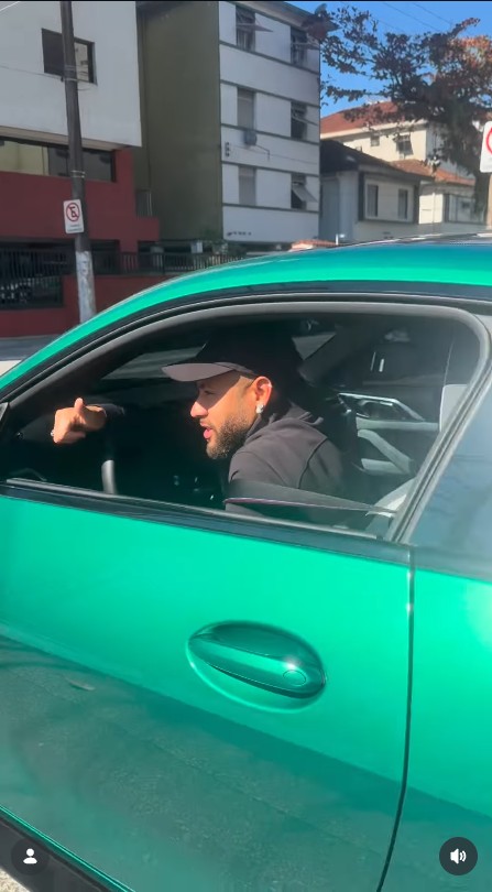Neymar Jr com sua BMW M4 em Santos - Foto: Reprodução / Instagram @umtoquedeamor013
