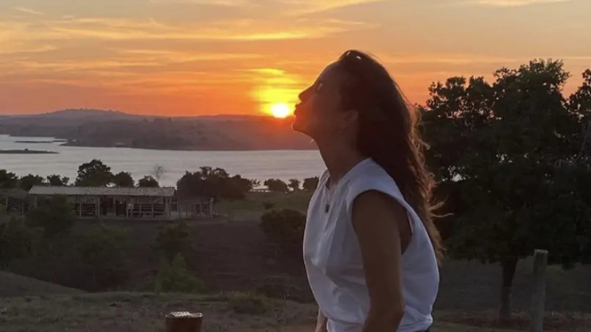 Aos 46 anos, Claudia Leitte tem fazenda com vista para rio e rotina no campo na Bahia