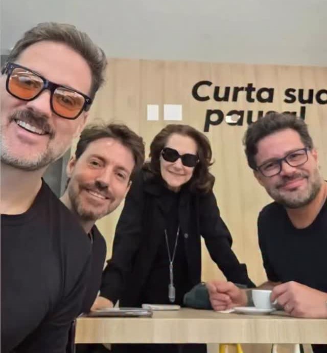 Elizabeth Savala com os filhos Tadeu Picchi, Thiago Picchi e Diogo Savala - Foto: Reprodução / Instagram @elizabethsavala