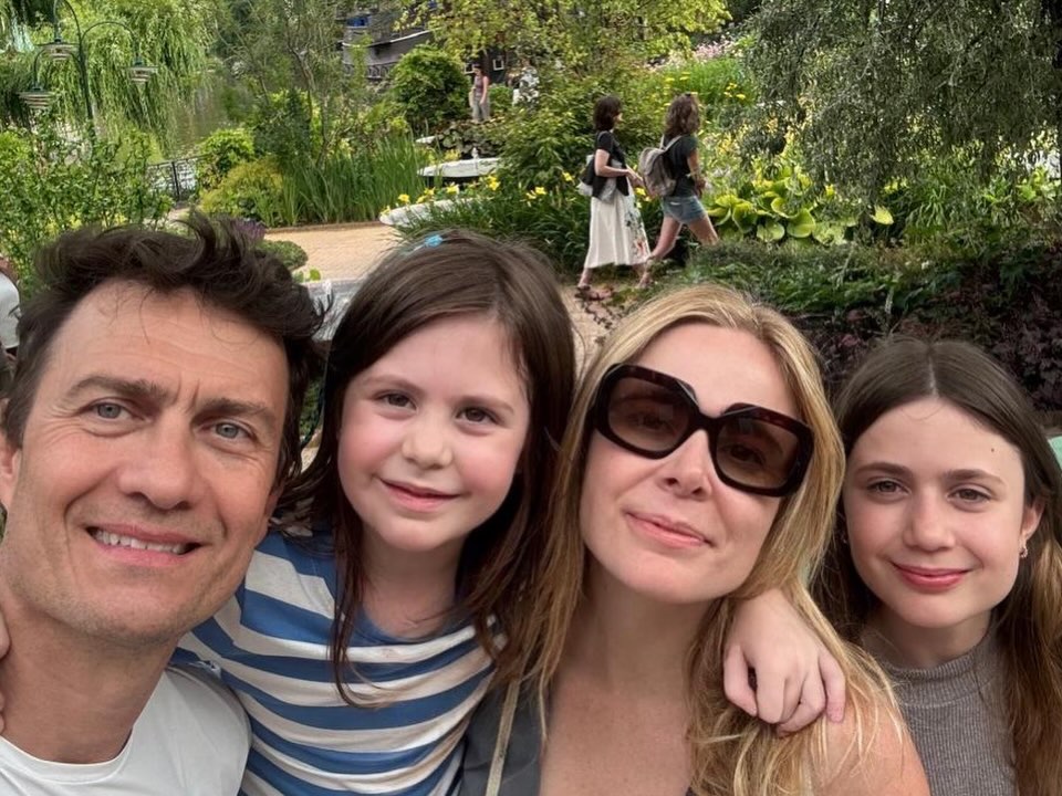 Gabriel Braga Nunes as filhas e a esposa - Foto: Reprodução / Instagram @gabrielbraganunesoficial