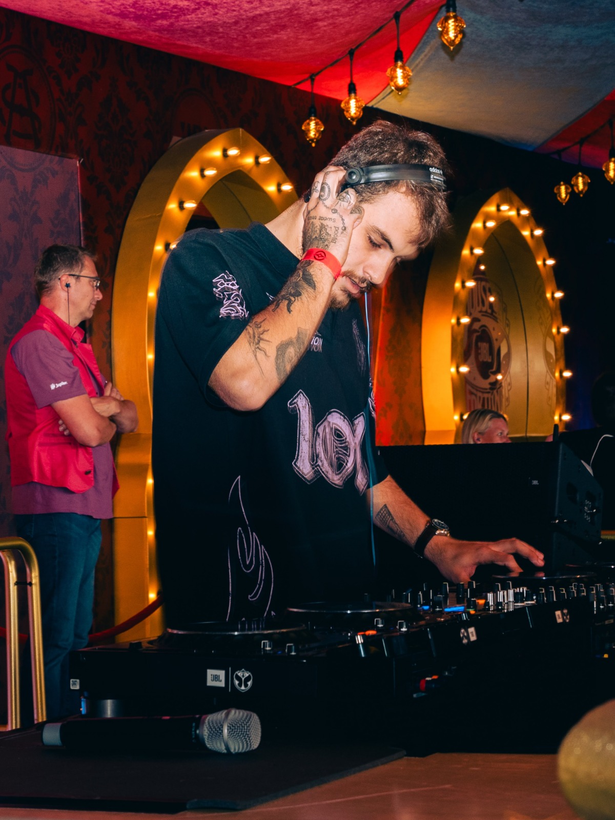Felipe Poeta se apresentou no festival Tomorrowland, na Bélgica - Foto: Reprodução / Instagram @poetanobeat