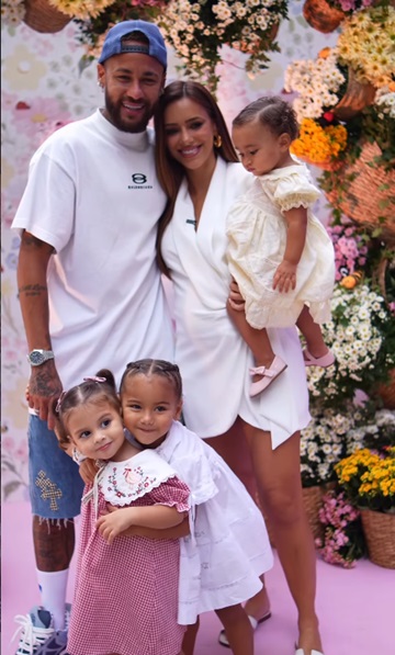 Neymar com Bruna Biancardi e as filhas: Helena, Mel e Mavie — Foto: Reprodução/Instagram