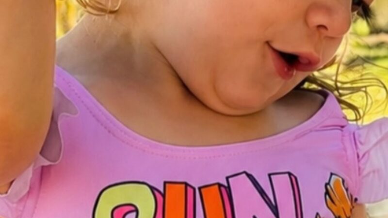 Aos 3 anos, filha de famosos chama atenção em fotos raras de viagem
