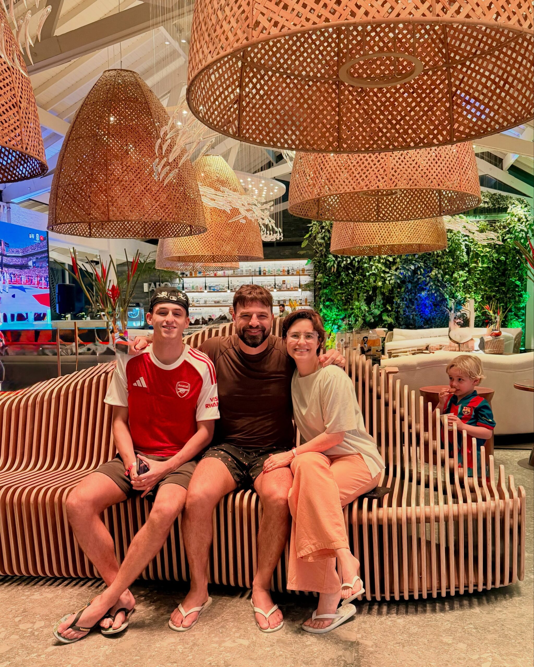 Cássio Reis com o filho mais velho, Noah, e a esposa, a atriz Fernanda Vasconcellos - Foto: Reprodução / Instagram @cassioreis 