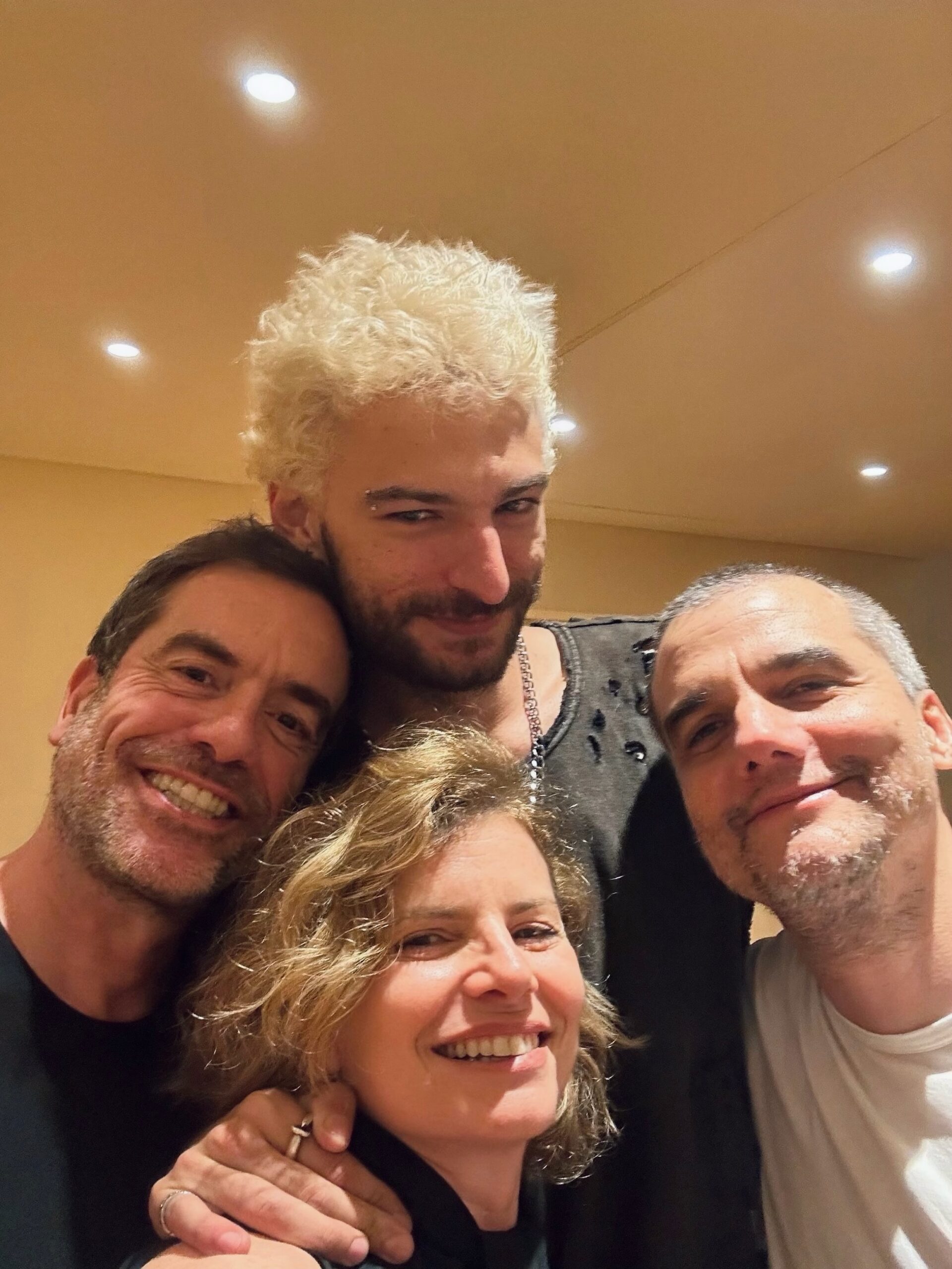 Débora Bloch com o filho, Hugo, e os atores Wagner Moura e Danilo Grangheia - Foto: Reprodução / Instagram @deborablochoficial