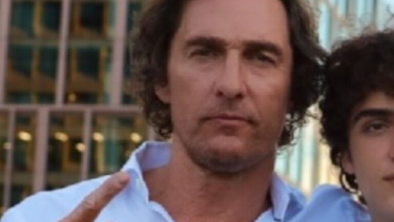 Matthew McConaughey mostra foto raríssima ao lado do filho de 18 anos com modelo brasileira
