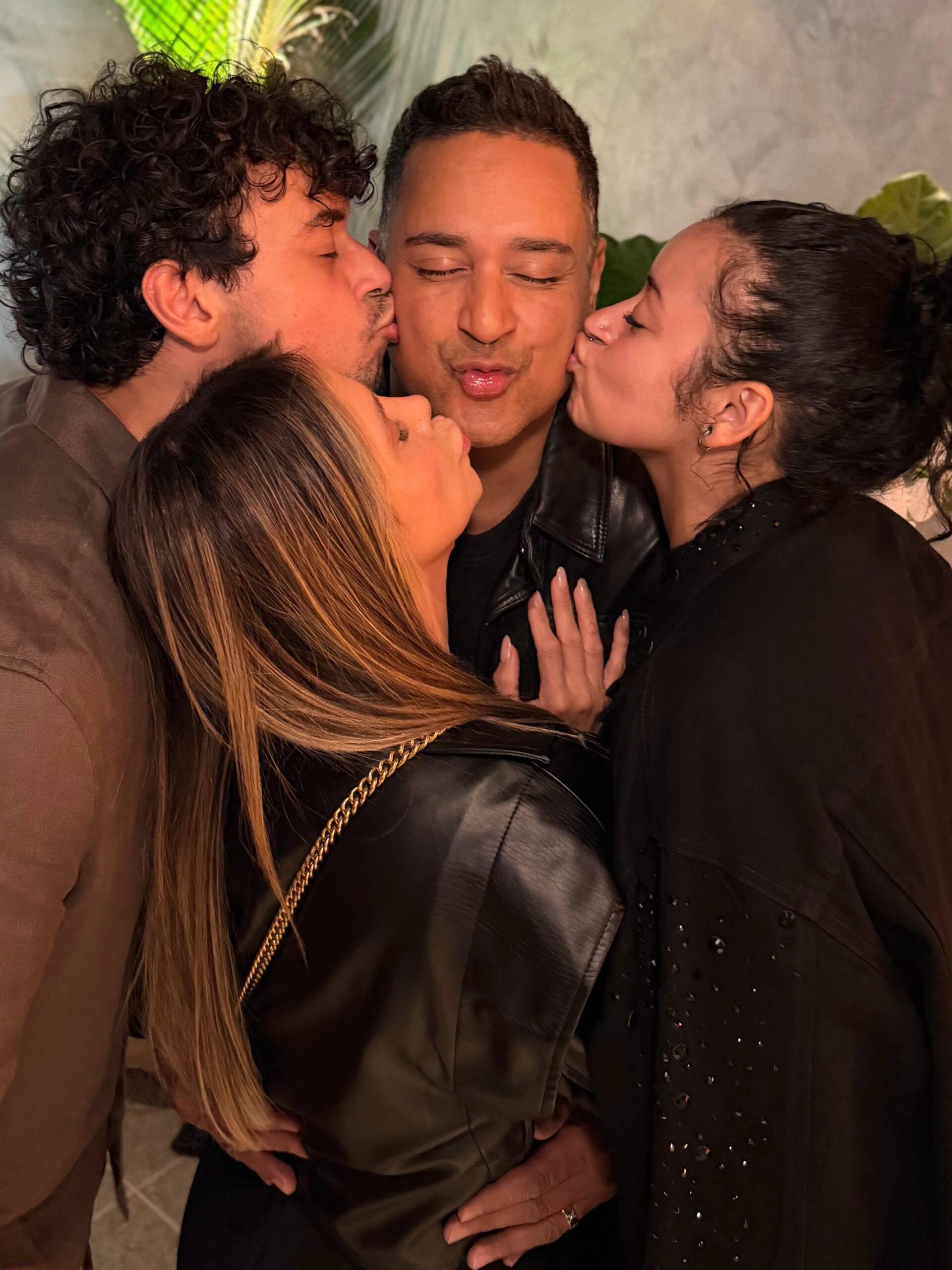 Carla Perez e Xanddy com os filhos, Victor Alexandre e Camilly Vitória - Foto: Reprodução / Instagram @carlaperez