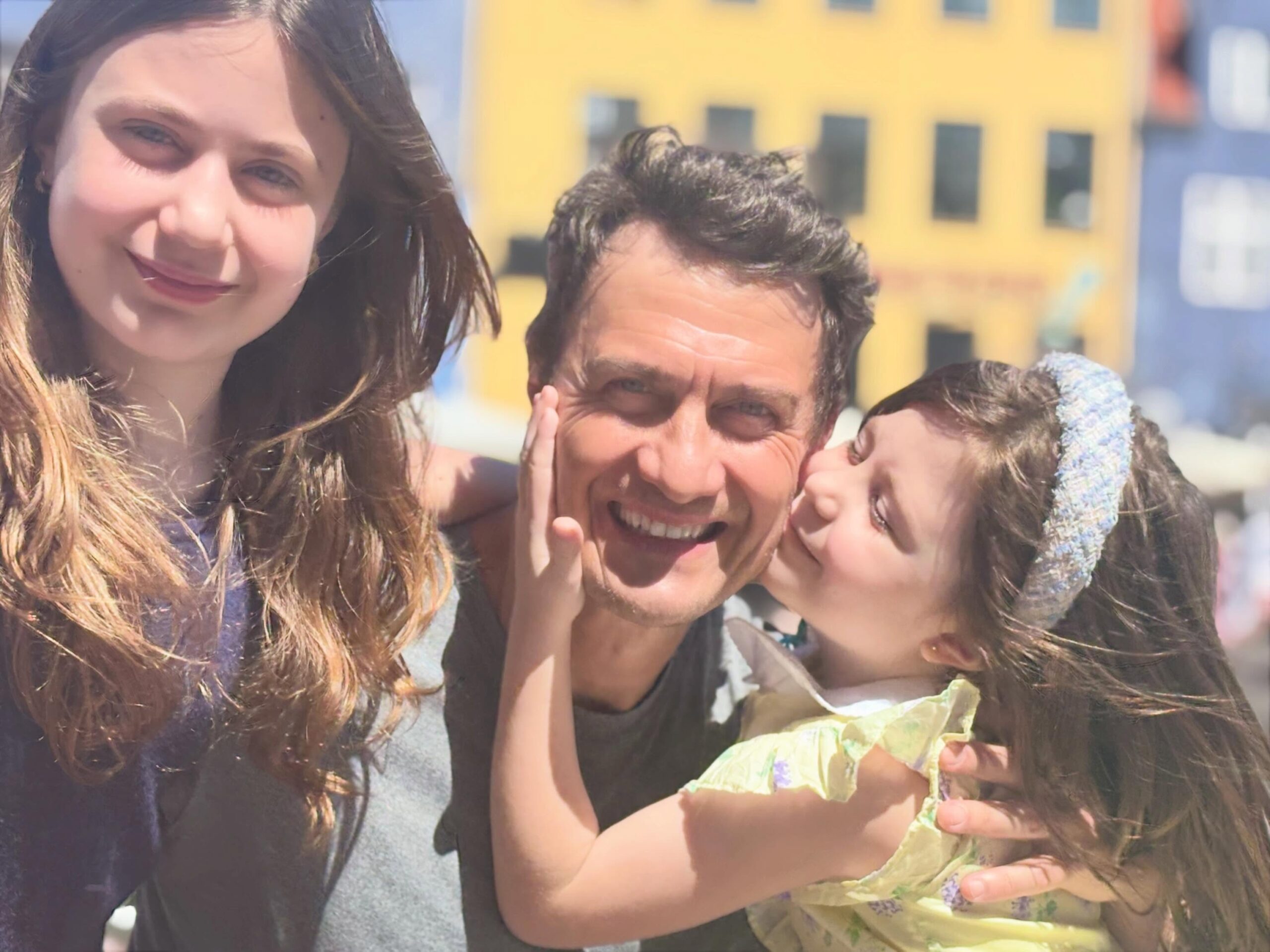 Gabriel Braga Nunes com as filhas na Dinamarca - Foto: Reprodução / Instagram @gabrielbraganunesoficial