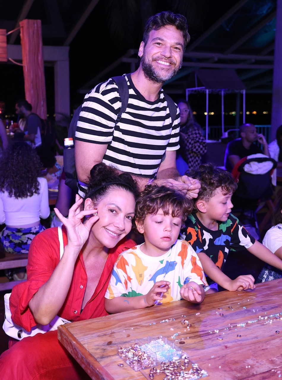 Fabiula Nascimento e Emilio Dantas com os filhos gêmeos, Roque e Raul - Foto: Roberto Filho / Brazil News