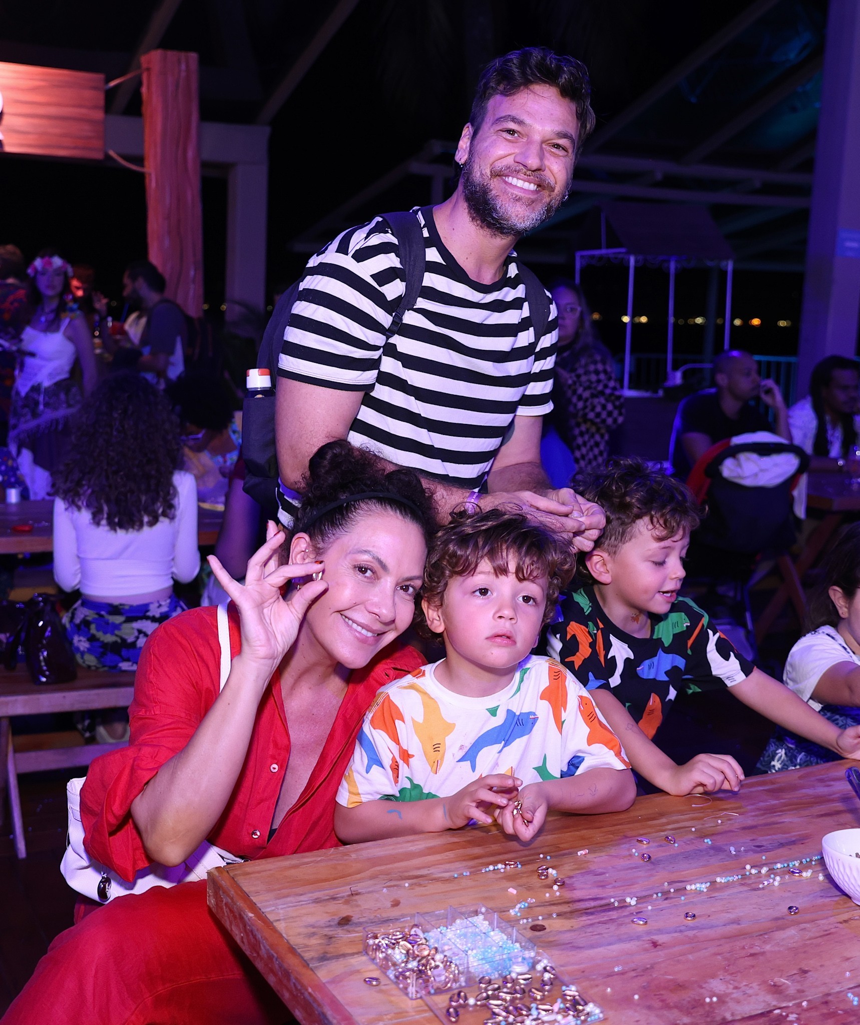 Fabiula Nascimento e Emilio Dantas com os filhos gêmeos, Roque e Raul - Foto: Roberto Filho / Brazil News