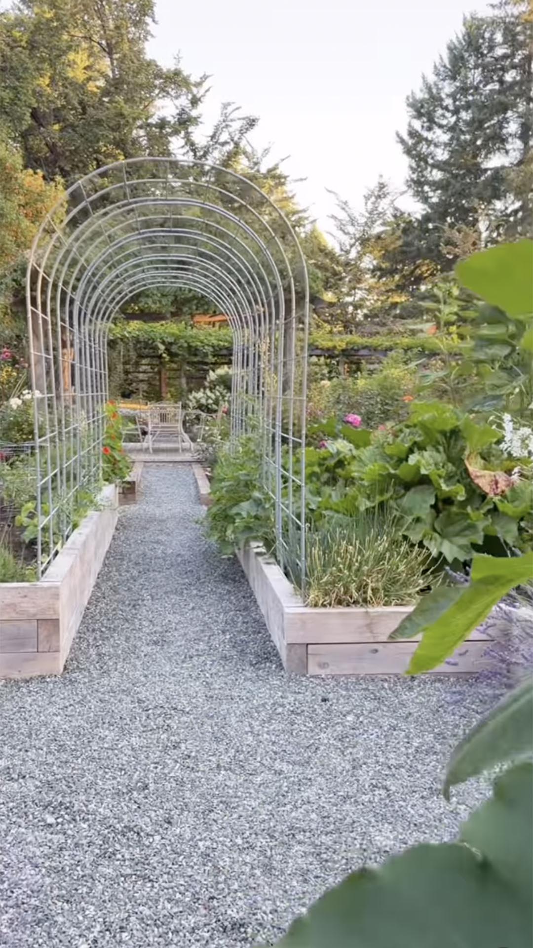 Jardim e horta da mansão de Pamela Anderson - Foto: Reprodução / Instagram
