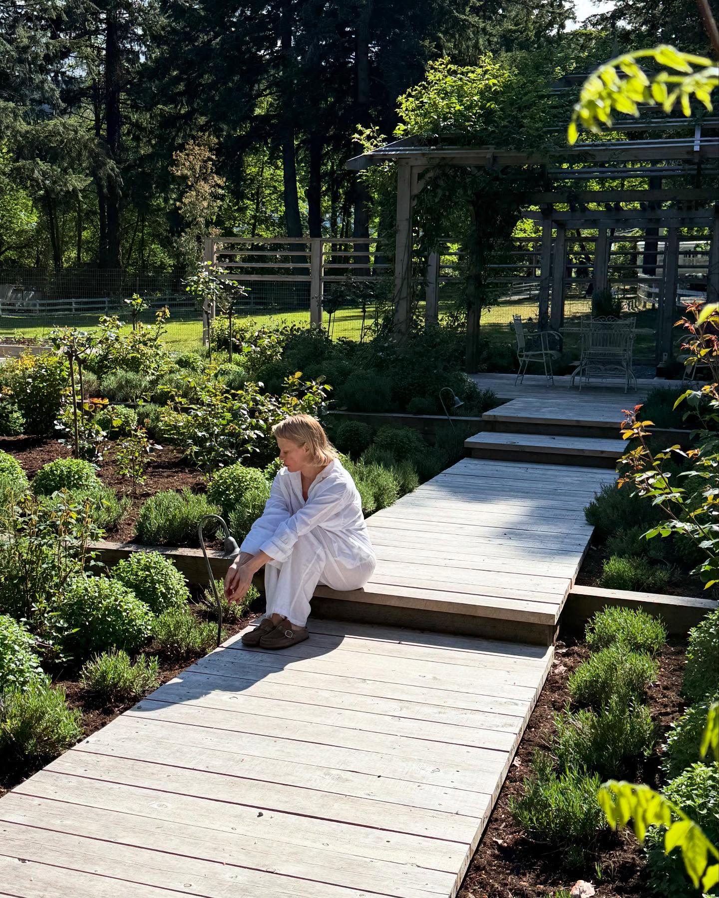 Jardim e horta da mansão de Pamela Anderson - Foto: Reprodução / Instagram