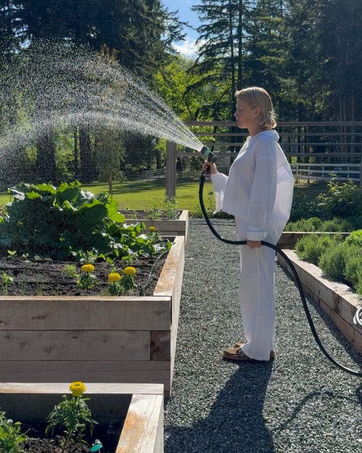 Jardim e horta da mansão de Pamela Anderson - Foto: Reprodução / Instagram