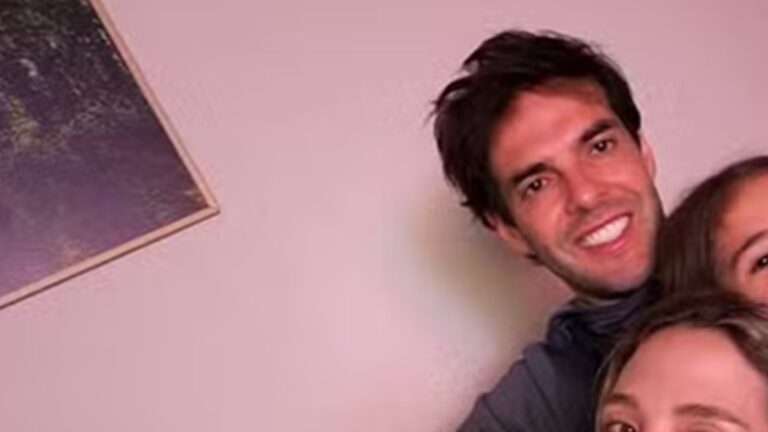 Kaká surge em foto inédita com a esposa e as filhas: 'Todo mundo gripado'
