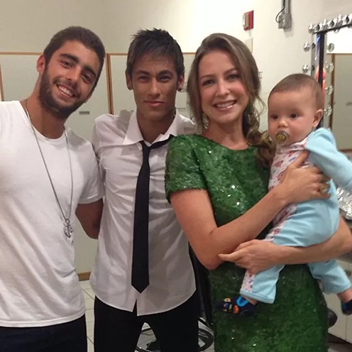 Neymar posa com Luana Piovani, Pedro Scooby e Dom - Foto: Instagram