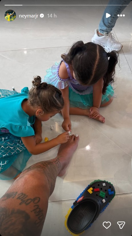 Neymar Jr ganha cuidados especiais de Mavie e da afilhada - Foto: Reprodução / Instagram @neymarjr