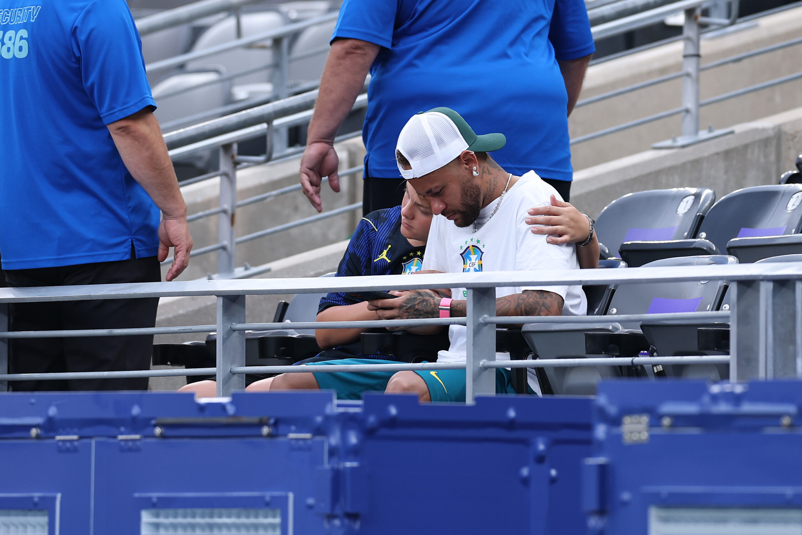 Neymar Jr foi consolado pelo filho após eliminação do Brasil - Foto: Getty Images 