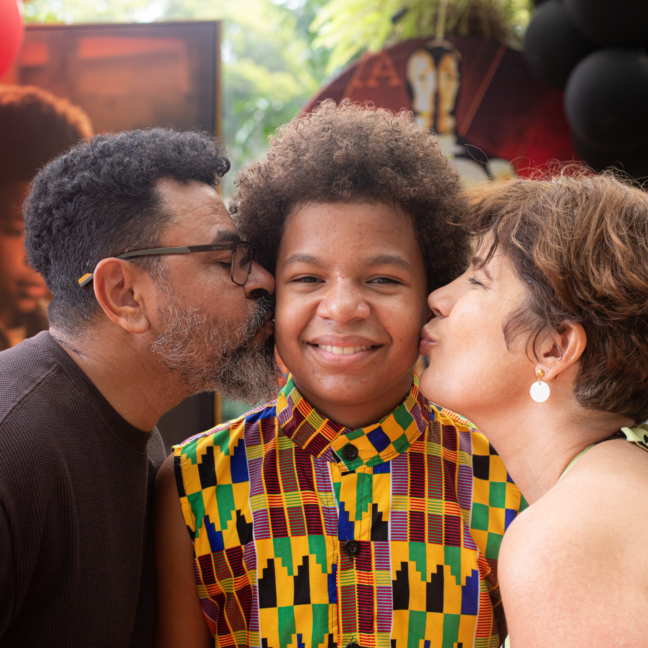 Ator mirim Levi Asaf com os pais, Damião e Rosane - Foto: Reprodução / Instagram @leviasafoficial / Shall Fotografia @shallfotografia