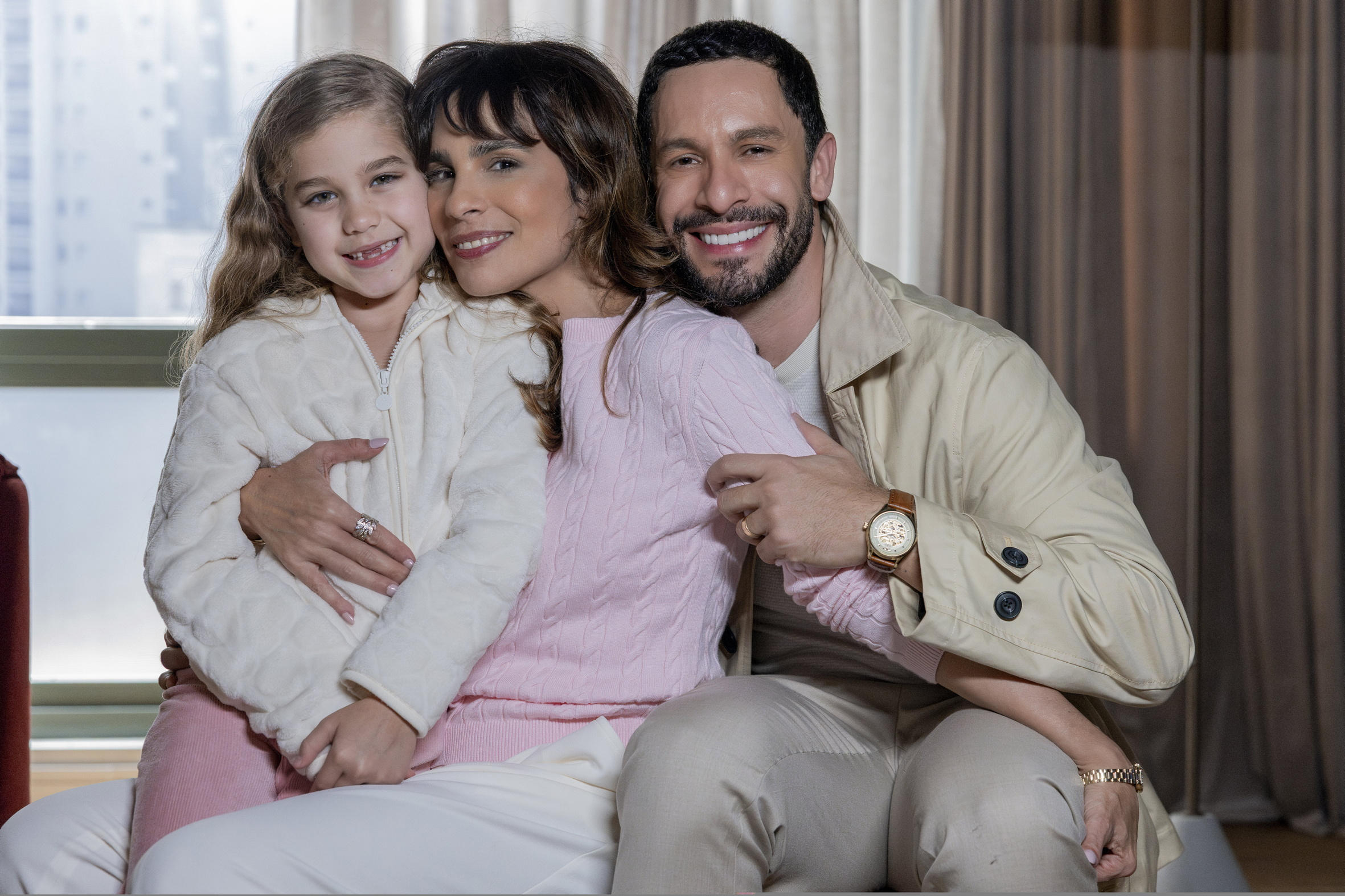 Luísa (Maya Dias), Bia (Maria Ribeiro) e César (Rainer Cadete) - Foto: Globo/ Fábio Rocha