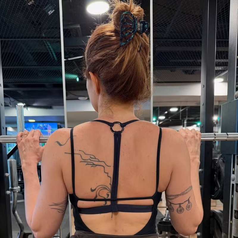 Poliana Abritta mostra tatuagens nas costas — Foto: Reprodução/Instagram