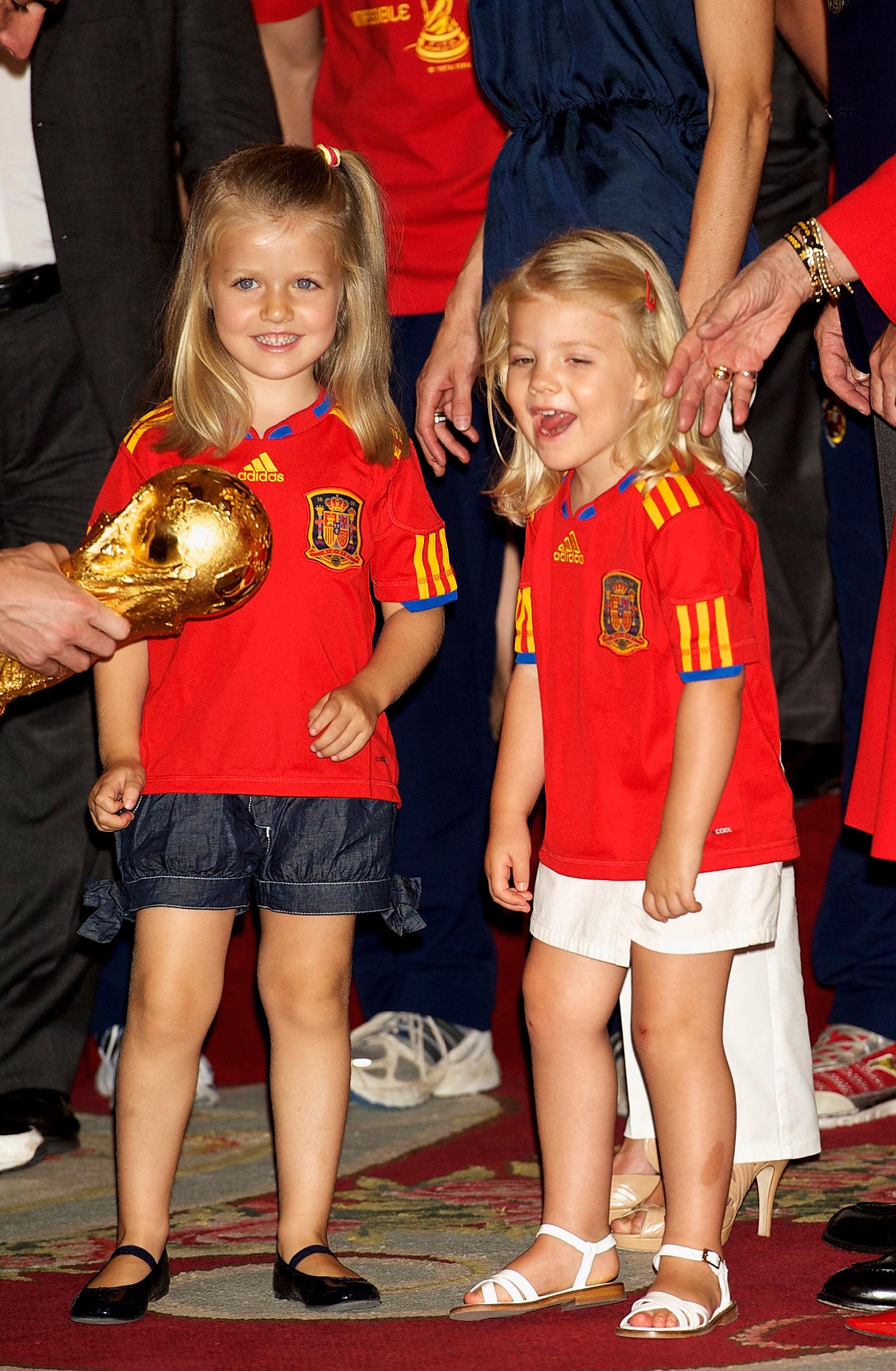 Princesas Leonor e Sofia, da Espanha, com a taça da Copa do Mundo em 2010 - Foto: Getty Images