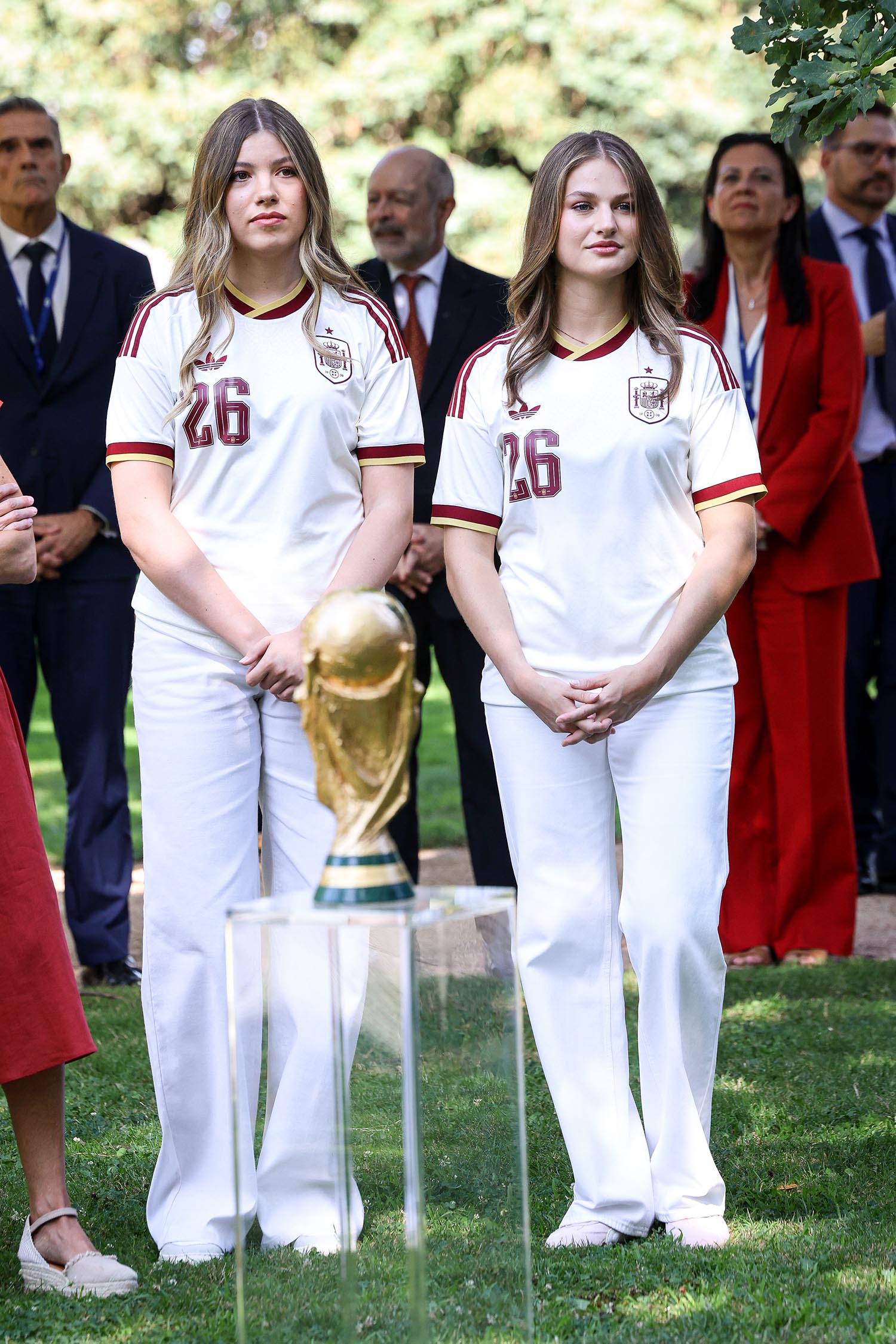 Princesas Leonor e Sofia, da Espanha, com a taça da Copa do Mundo em 2026 - Foto: Getty Images
