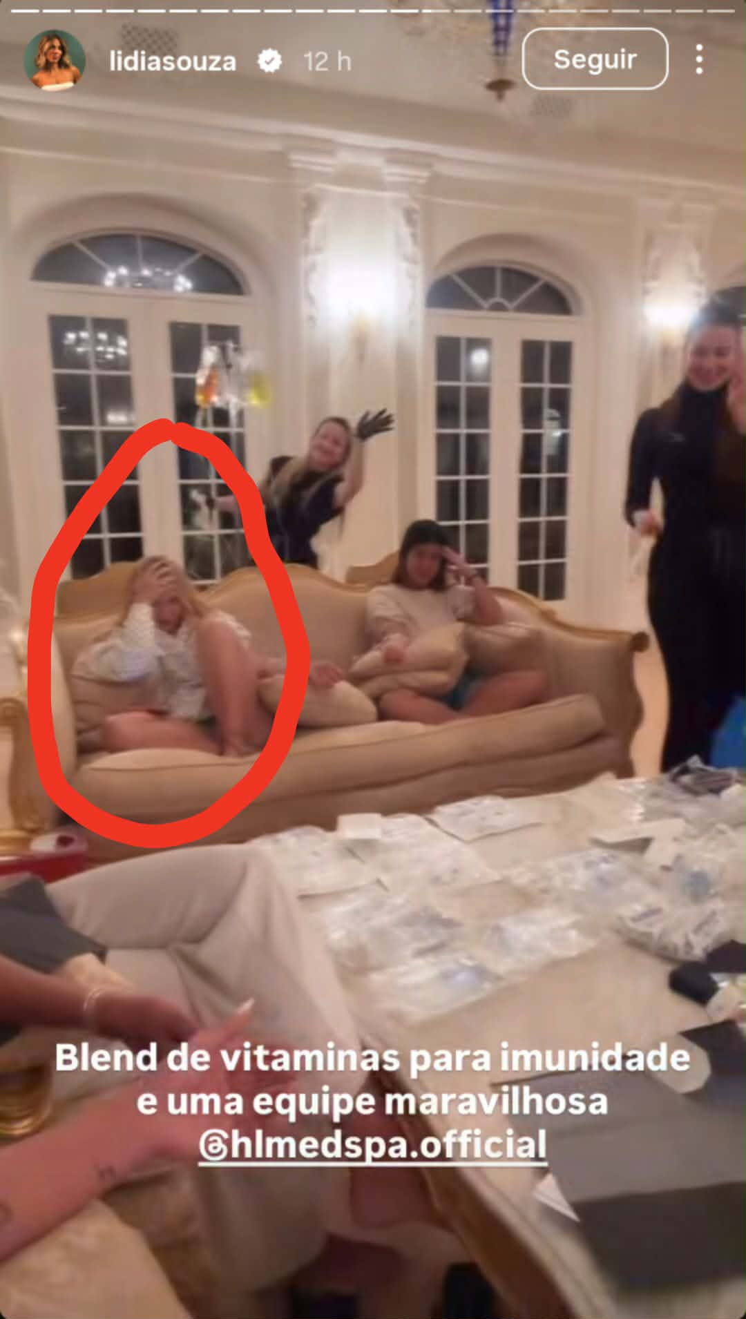 Virginia fazendo soroterapia com amigos de Vini Jr.