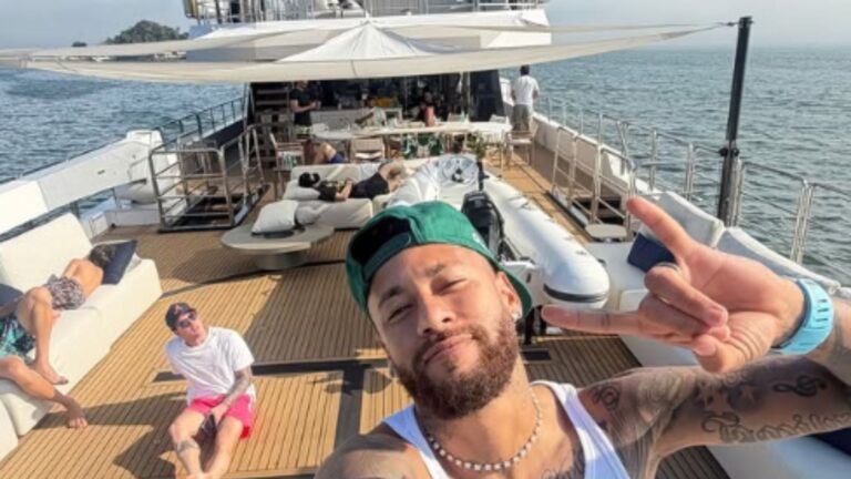 Após polêmica em jogo, Neymar toma atitude durante passeio de iate com a família
