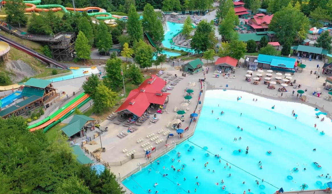 Dollywood Splash Country é um dos empreendimentos deixados por Dolly Parton - Foto: Reprodução/YouTube
