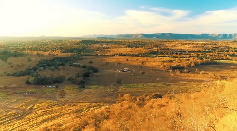 Fazenda de Henrique e Juliano conta com piscina de borda infinita, criação de gado Nelore e outros luxos - Foto: Reprodução/Instagram)