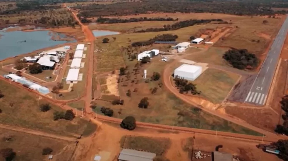 Fazenda possui estruturas para o cuidado de gados - Foto: Reprodução/YouTube