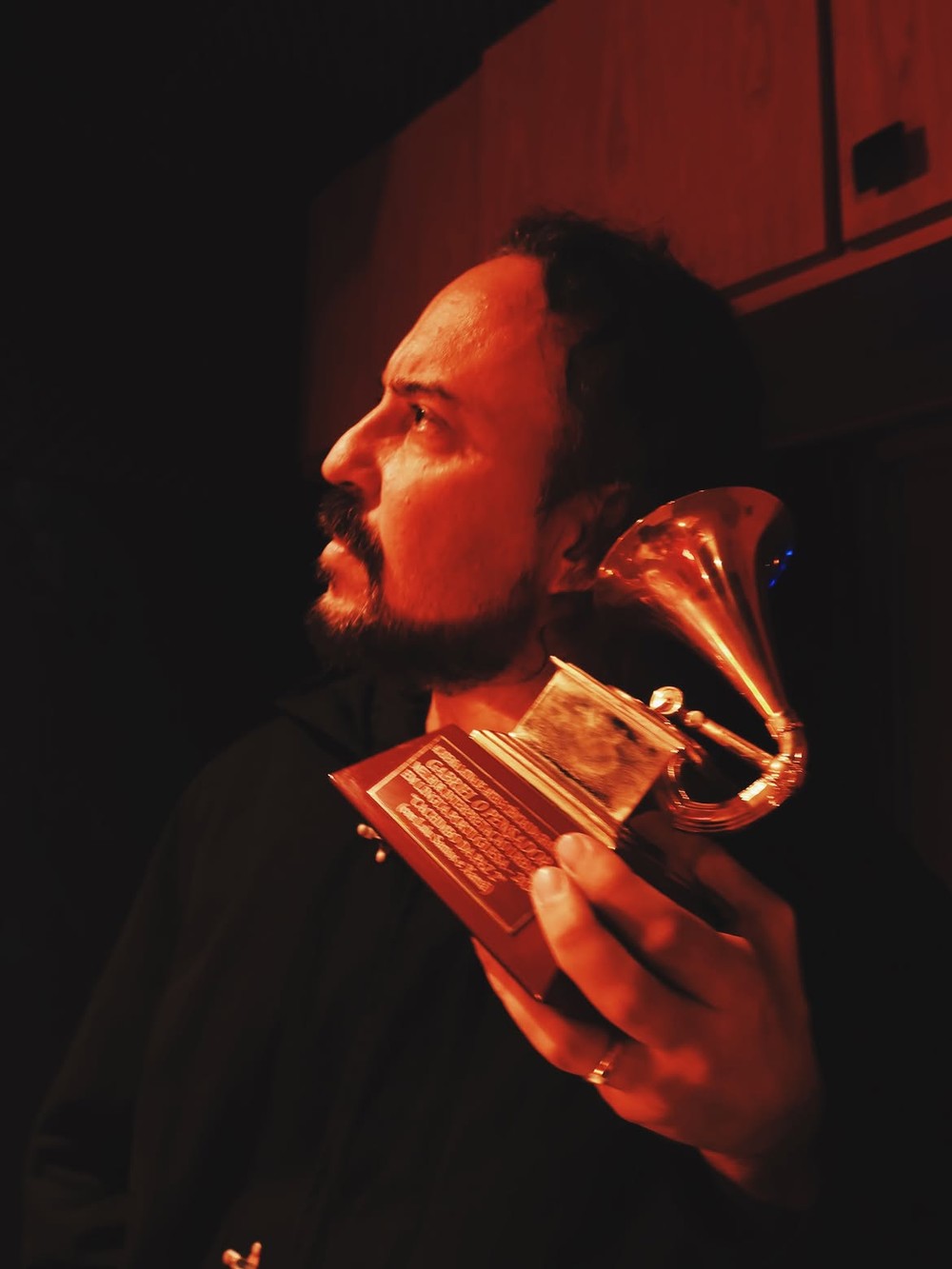 Gabriel O Pensador guarda item valioso em estúdio, que é seu Grammy Latino - Foto: Reprodução/Instagram