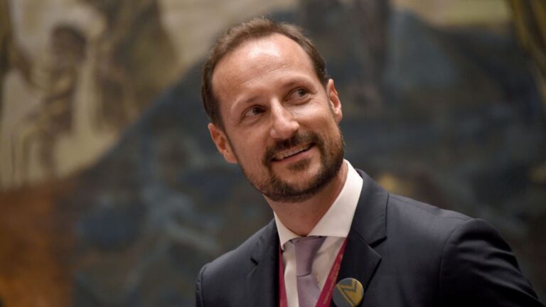 Quem é Haakon, novo rei da Noruega? Monarca assume trono em meio a polêmicas
