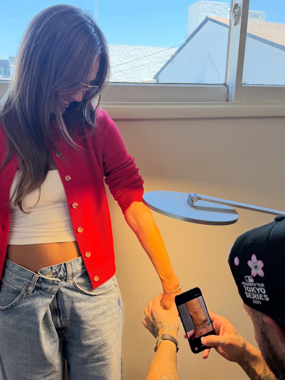 Jessica Alba em estúdio de tatuagem - Foto: Reprodução/Instagram