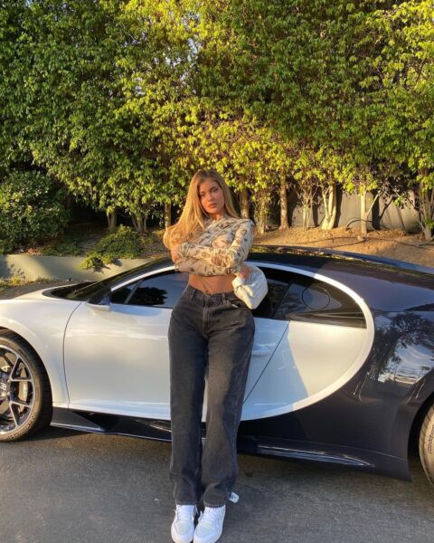 Kylie Jenner posa em frente de Buggati Chrion, um de seus carros - Foto: Reprodução/Instagram