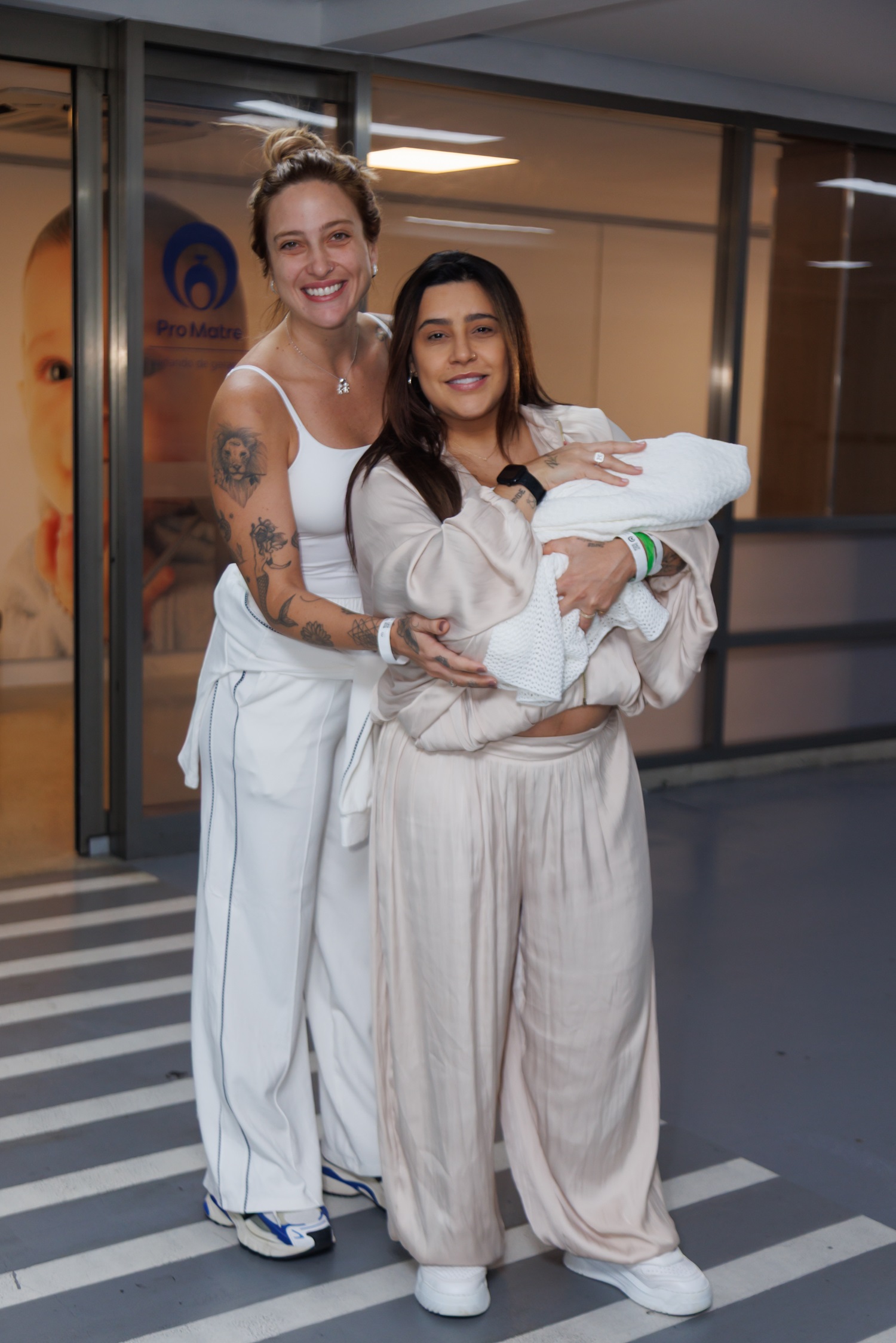 Lauana Prado e Tati Dias deixam maternidade com o filho — Foto: Patrícia Devoraes/BrazilNews
