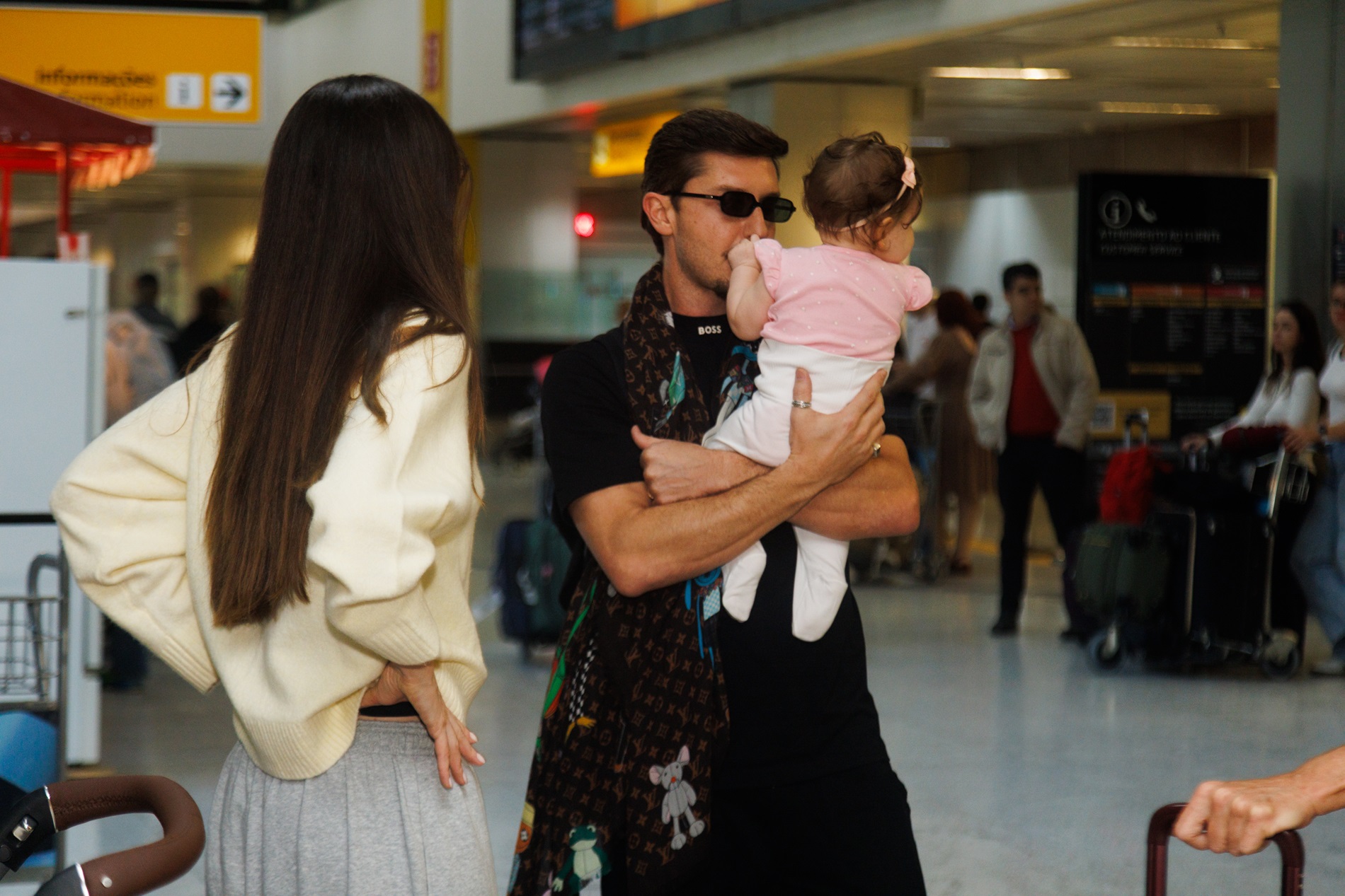 Camila Queiroz e Klebber Toledo chegam ao Brasil com a filha — Foto: Patrícia Devoraes | Brazil News