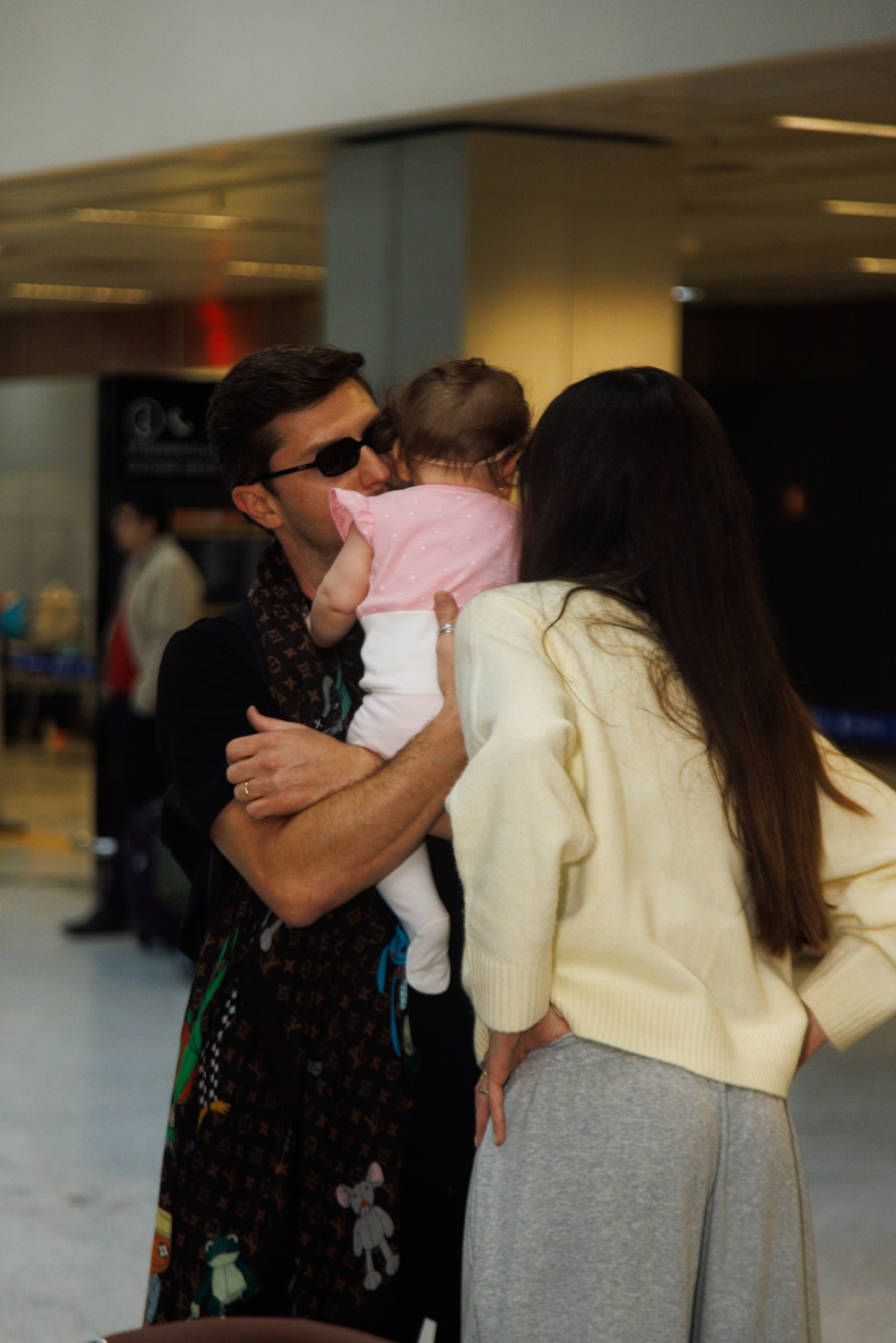 Camila Queiroz e Klebber Toledo chegam ao Brasil com a filha — Foto: Patrícia Devoraes | Brazil News
