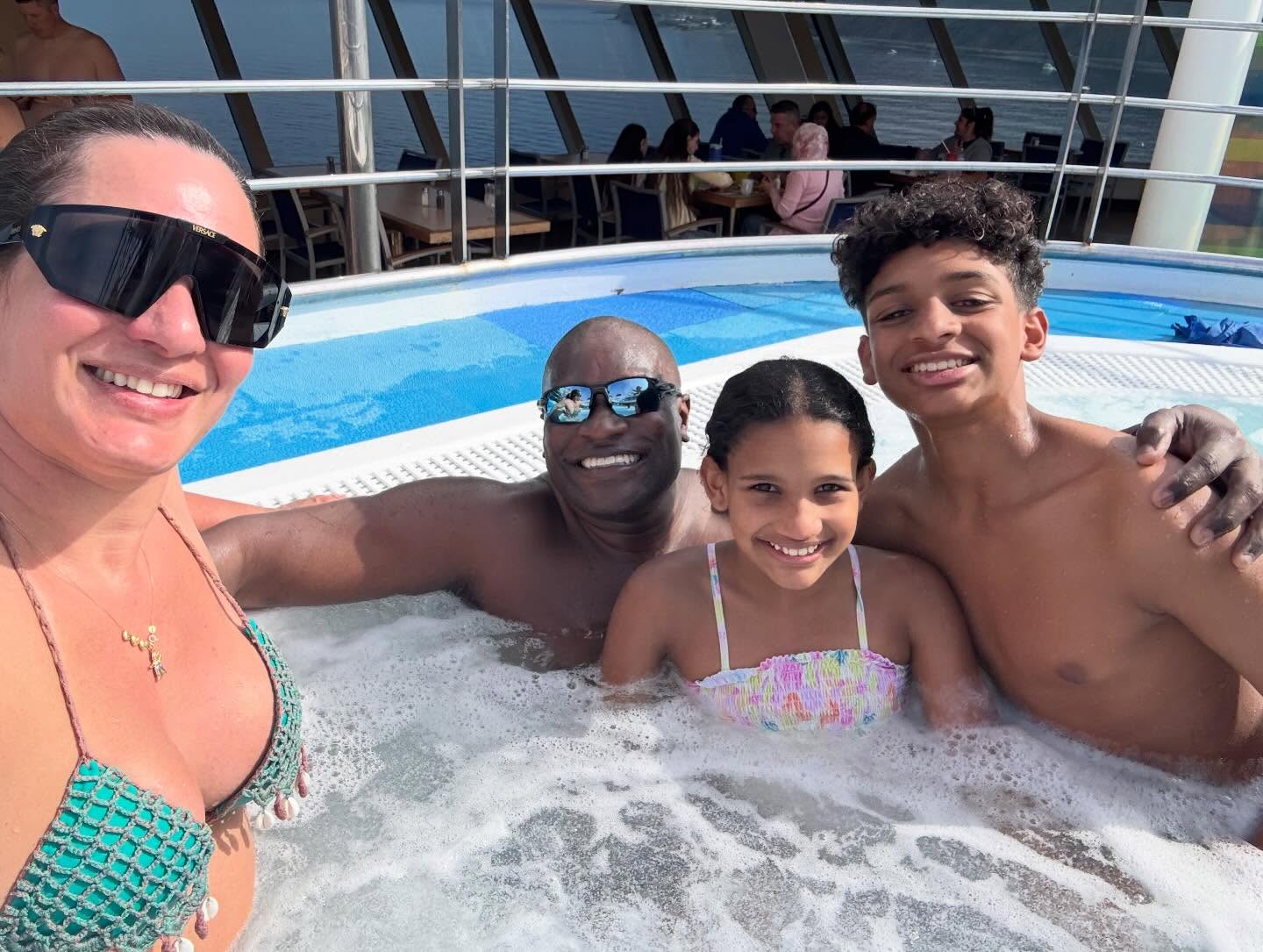 Edson Cardoso, o Jacaré do É O Tchan, com a esposa e os filhos – Foto: Reprodução / Instagram @gabimesq